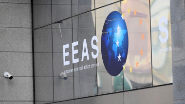 UE dezminte că şi-a retras, la presiunea americanilor, sigla de la o conferinţă privind dezinformarea