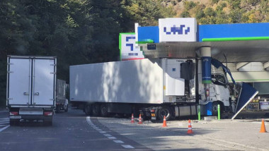 Video Accident grav într-o benzinărie de pe Valea Oltului: un camion a lovit pompele de carburant. Intervine și o autospecială CBRN