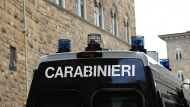 Doi tineri înarmaţi cu un topor au jefuit o casă de pariuri din Palermo, în plină oră de vârf