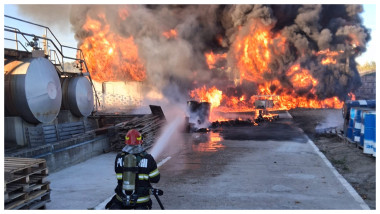 Video Incendiu la o hală cu vopseluri și diluanți, în Vâlcea. Două mesaje RO-Alert, din cauza fumului