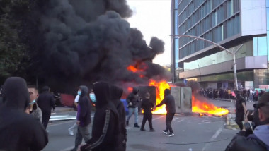 Video Incendiu la Ministerul Educației din Albania, în timpul protestelor studenților. Poliția intervine cu gaze lacrimogene și tunuri cu apă