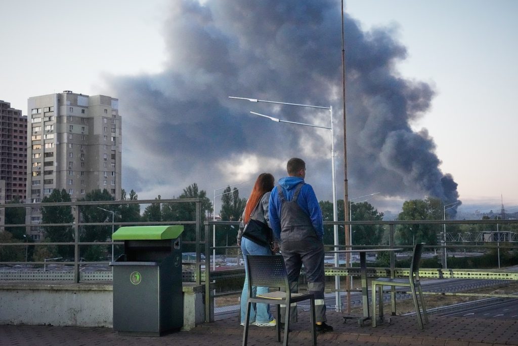 Mulți locuitori din Kiev se pregătesc să plece înainte de iarnă. Atacurile rusești și frigul îi împing să-și părăsească locuințele