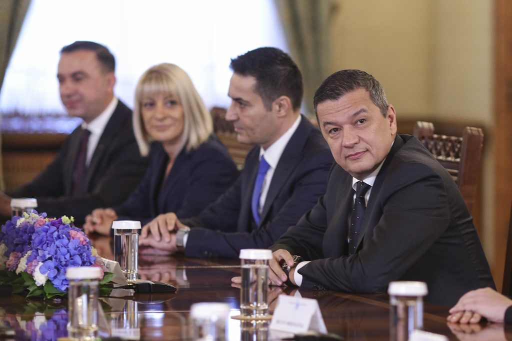 Consiliul Naţional al PSD se reuneşte pentru a decide forma de implicare în guvernul Niculescu. Grindeanu va prezenta trei variante