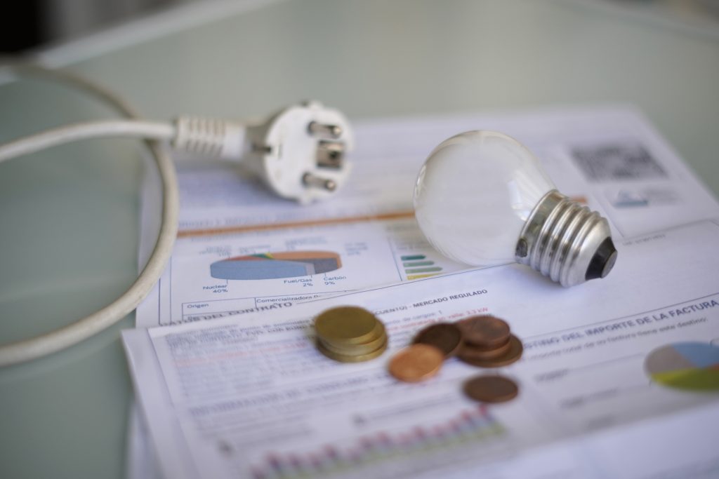 Planul Guvernului Niculescu pentru facturile la energie: Ajutoare directe pentru românii cu venituri de până la 3.500 de lei