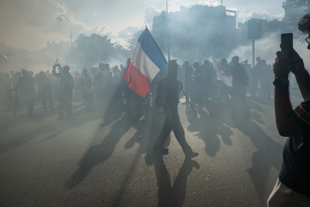 Dilema Franței: protestatarii cer creșterea cheltuielilor, în timp ce piețele impun austeritate fiscală. „Un risc mai mare de Frexit”