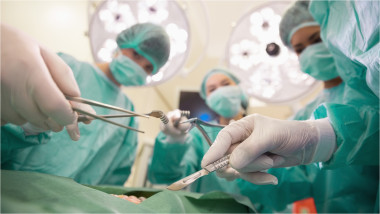 Medic chirurg din Craiova, condamnat pentru ucidere din culpă. Ce despăgubiri vor primi soția și cei 5 copii ai pacientului