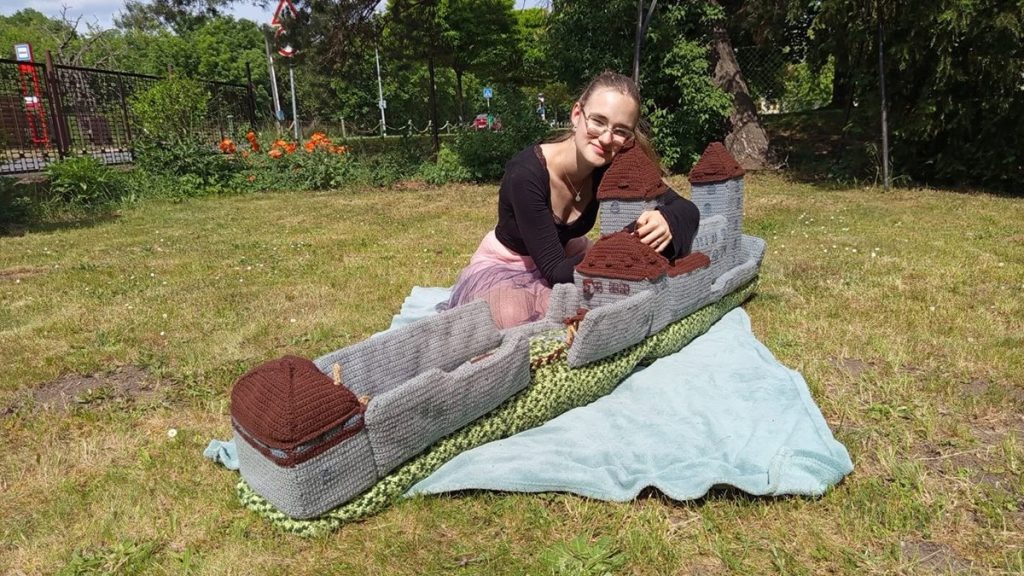 „Adolescenta Krystina a bătut recordul”. 133 de zile și 6,4 de kilometri de ață pentru a croșeta un castel din Cehia