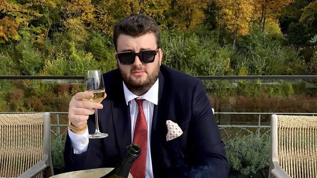 Cum l-au scăpat judecătorii pe Victor Micula de închisoare, după ce „s-a distrat” cu baza de date a Poliției. Pedeapsă redusă „din pix” până la limita suspendării