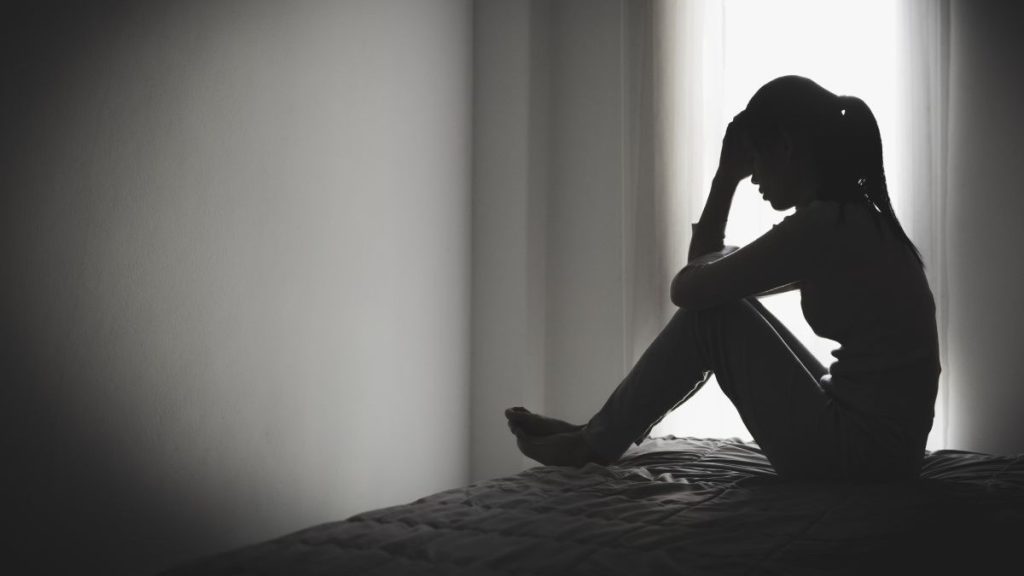 O elevă din Plopeni a fost violată de trei colegi, iar alți doi sunt acuzați că s-au uitat