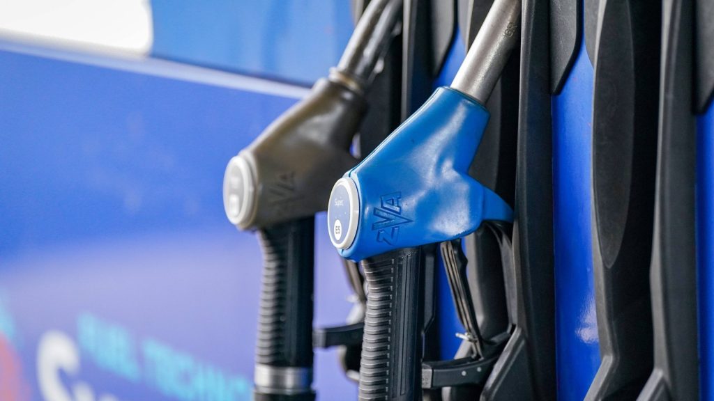 Trump promovează motorina lui Putin degeaba. Barilul de petrol s-a scumpit din nou din cauza ultimelor atacuri din Orientul Mijlociu