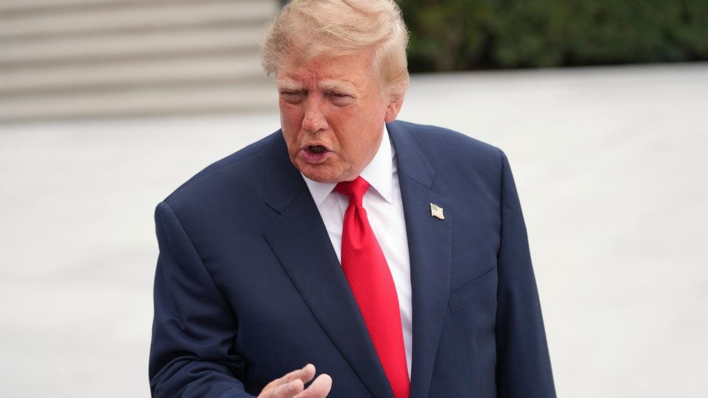 Trump îi transmite lui Zelenski să organizeze alegeri și să nu mai atace rafinăriile din Rusia: „Să se oprească”