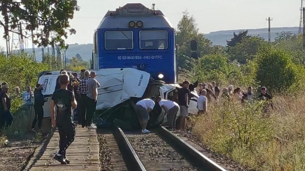 Șoferul, fiica, nora și nepoata de 12 ani au murit după ce un tren de călători a spulberat o autoutilitară la Ghidigeni, în Galați