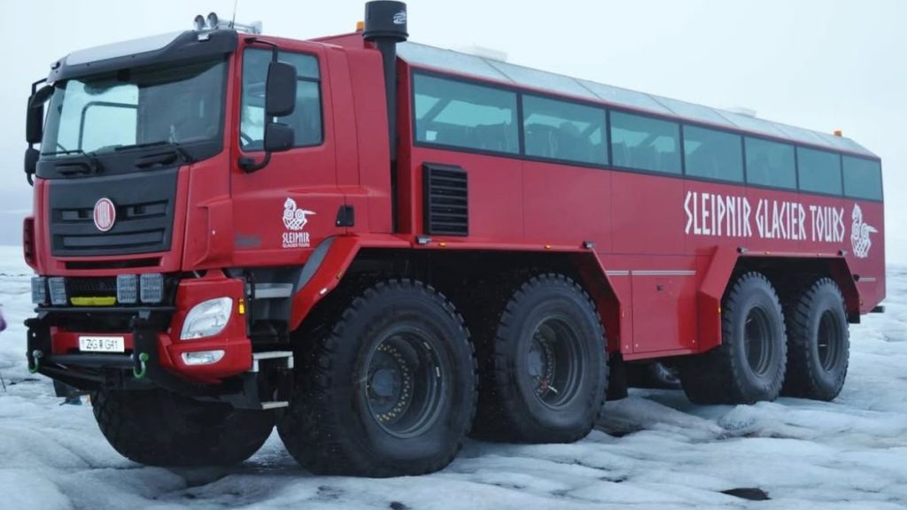 Vehiculul gigantic creat pe baza autobuzelor Tatra care poate duce turiștii din Islanda acolo unde nicio altă mașină nu poate ajunge
