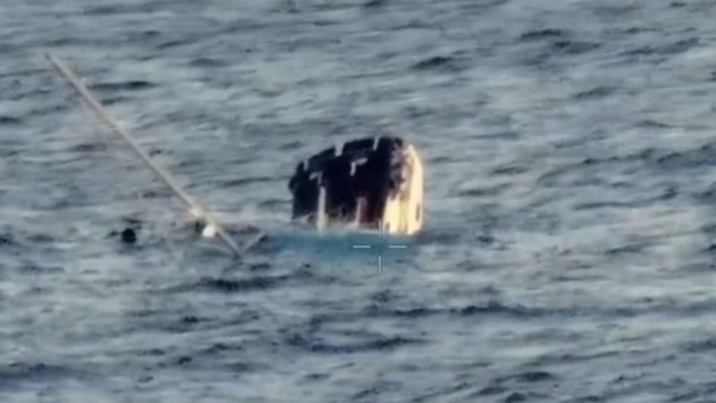 Un iaht cu patru oameni la bord s-a scufundat după ce a fost atacat de un cașalot, în mijlocul Oceanului Pacific