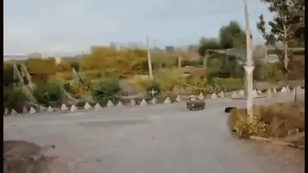 Video Războiul dronelor în Ucraina: Cum a reușit un robot terestru al ucrainenilor să neutralizeze o dronă a rușilor care îl urmărea