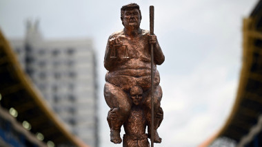 Parlamentul European expune statuie a lui Trump în pielea goală.