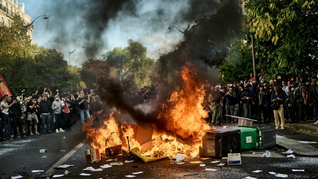 Protestele elevilor din Franța au scos în stradă peste 260.000 de oameni. Guvernul Lecornu, sub presiunea blocajelor și a pagubelor uriașe