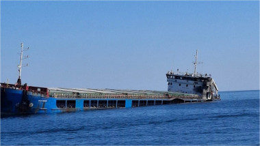 Video Căutări pentru un marinar dispărut după atacul asupra navei cu cereale din Marea Neagră. Care este starea supraviețuitorilor
