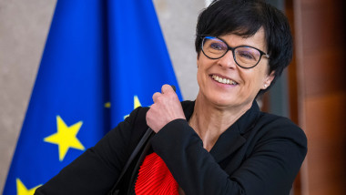 Video: Comisar european promite băutură jurnalistului moldovean