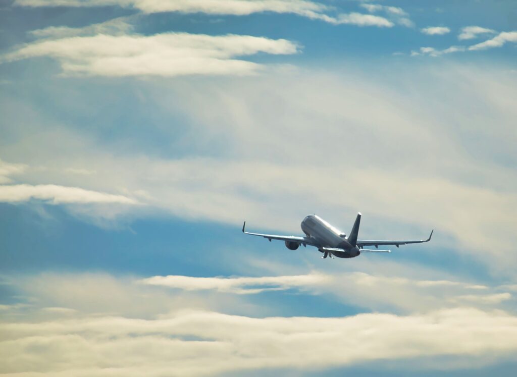 Un pilot a vrut să semnaleze o defecțiune radio, dar a declanșat o alertă de deturnare. Avioane de luptă, ridicate de urgență