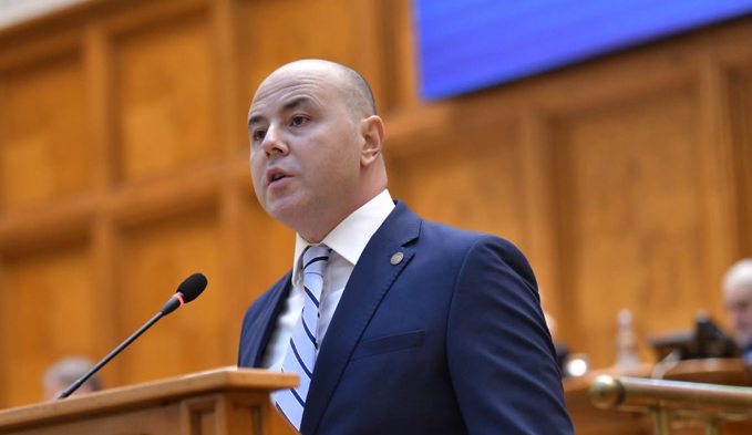 Alexandru Muraru: De 24 de ore, pesediştii şi puciştii din PNL îşi trimit bezele. Primul a dat tonul Grindeanu