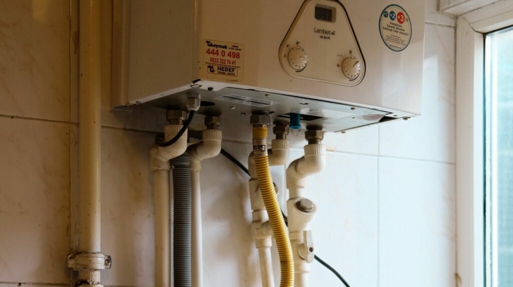 Greșeli banale cu boilerul pot mări factura: mulți verifică prea târziu