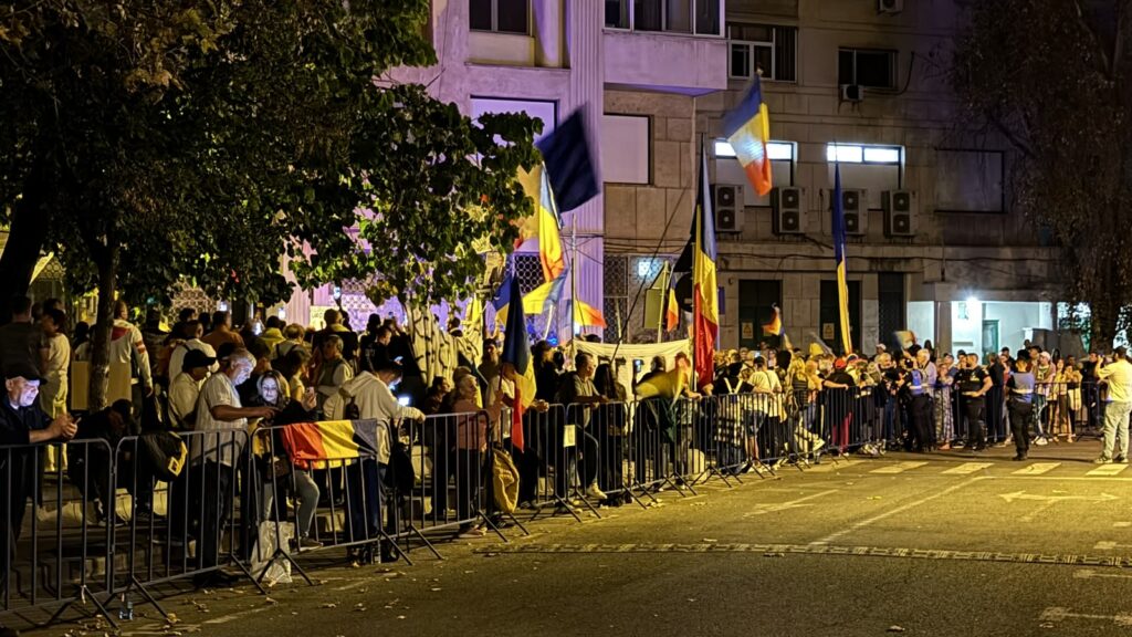 Peste 200 de susținători ai lui Georgescu, la Arestul Central: „Zi de zi aici vom fi”