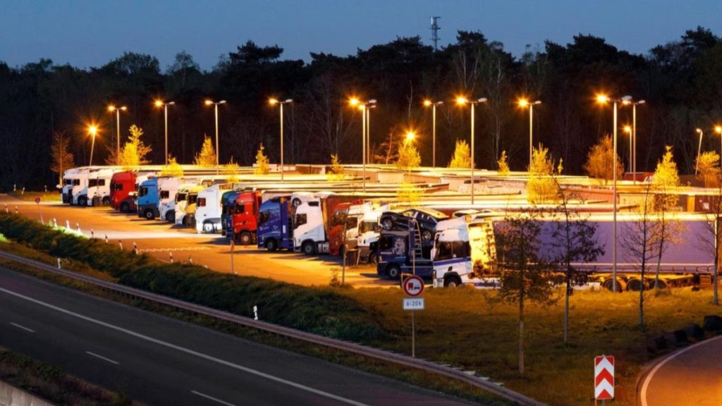 Un șofer român de TIR a încărcat mii de calendare de Advent, a parcat pe autostrada A2, în Germania, și hoții i-au golit camionul. Poliția caută martori