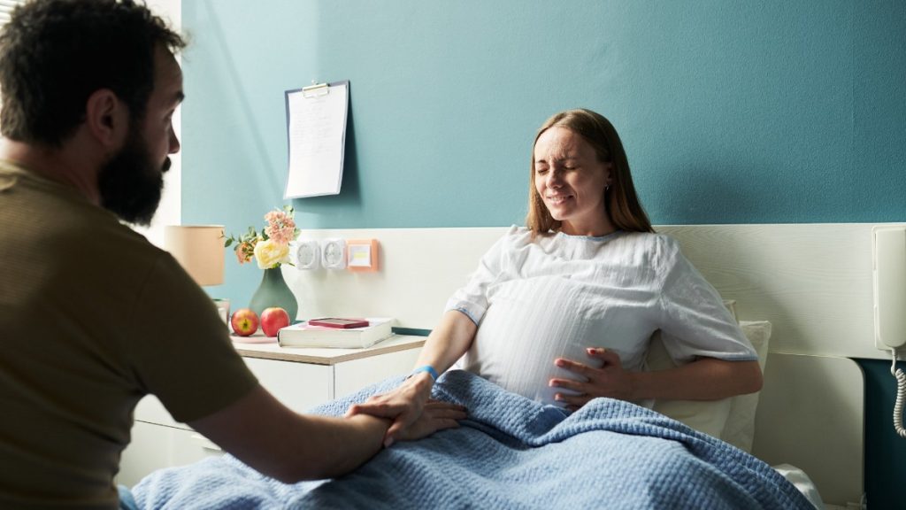 Proiectul de lege care schimbă regulile în maternități a fost adoptat: mamele vor avea dreptul la însoțitor și la intimitate în timpul travaliului și al nașterii
