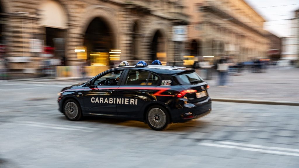 Un român a jefuit o pensionară de 2.000 de euro, folosind un ziar, la un bancomat din Italia