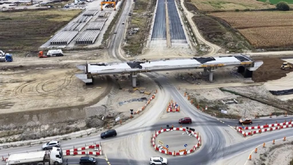 Primii kilometri din Autostrada Unirii A8, deschiși din primăvară: Peste 800 de muncitori lucrează zilnic pe șantier