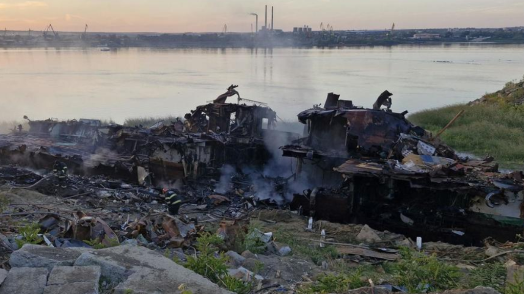 Incendiu violent pe malul Dunării: o navă dezafectată a fost cuprinsă de flăcări în Giurgiu, lângă zece tuburi de acetilenă cu risc de explozie