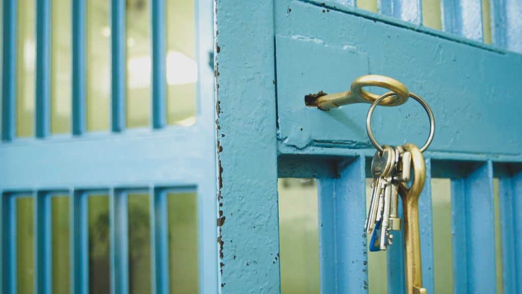 „Eram în închisoare”: un angajat dat afară după ce a lipsit mai multe săptămâni de la serviciu a contestat concedierea în instanță. Decizia luată de judecător