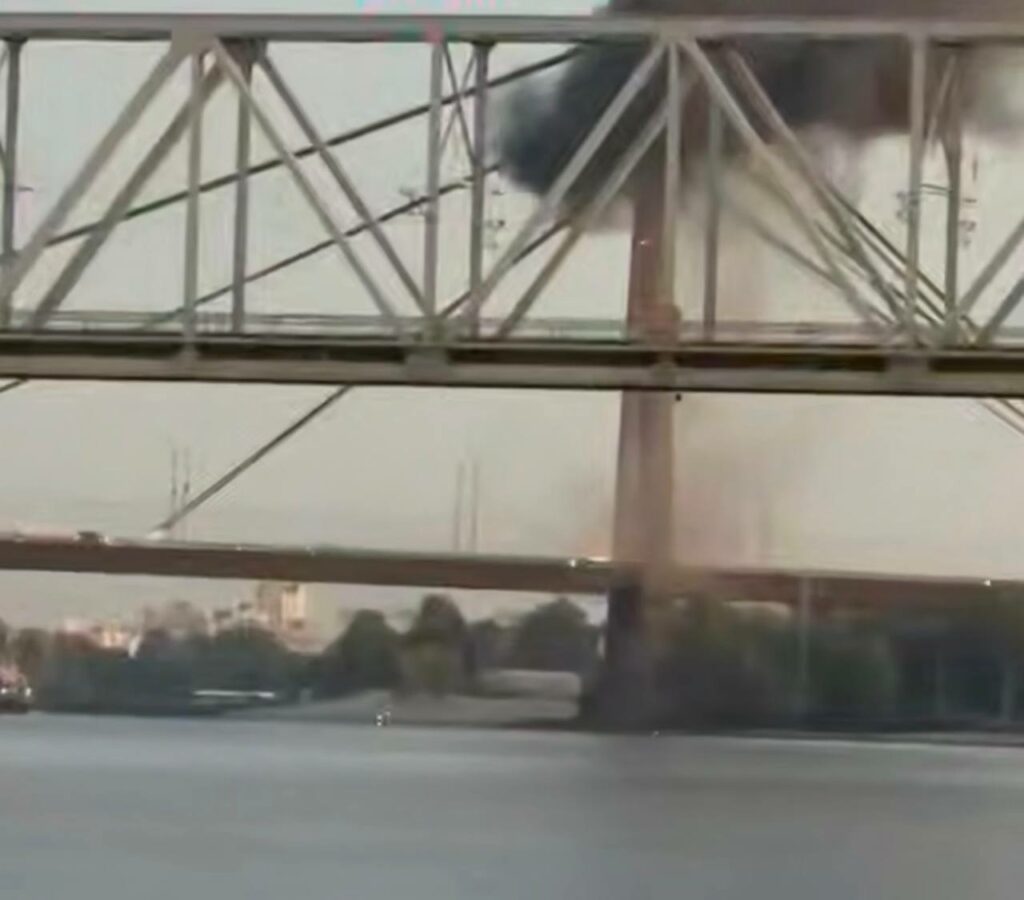 Podul din Kiev lovit de drone rusești, trafic blocat.