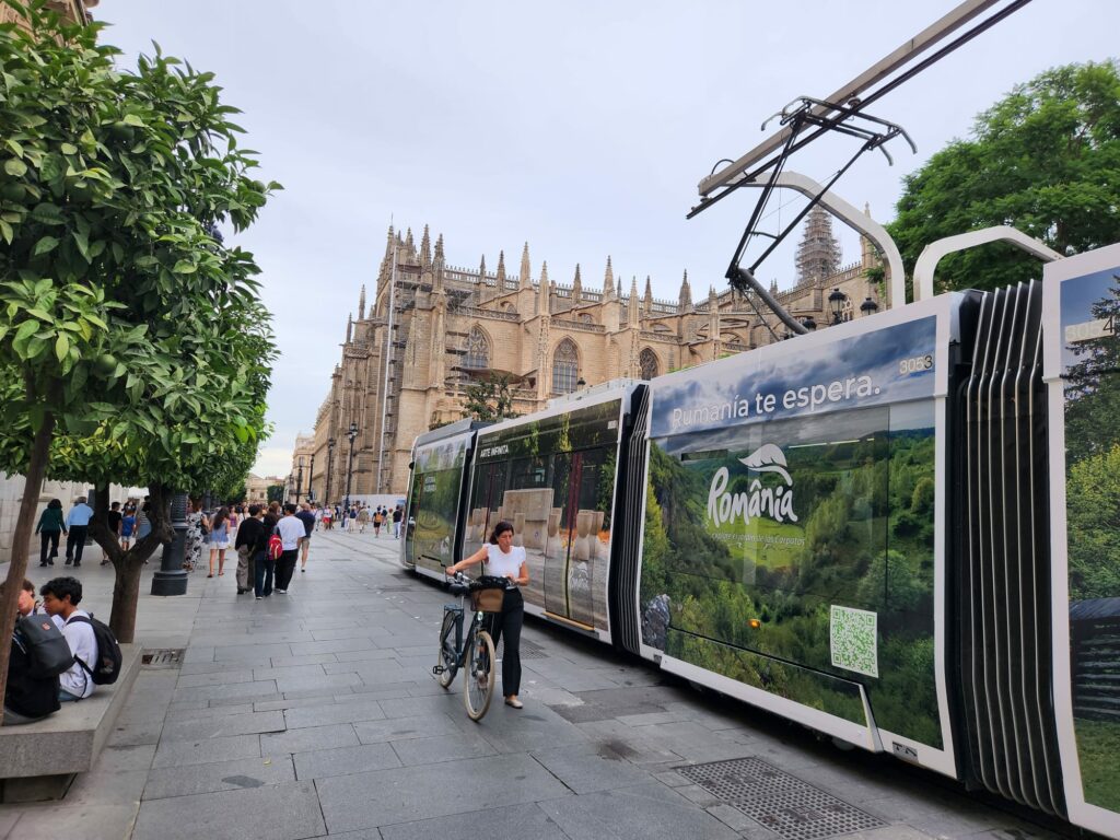 Castelul Peleș, Delta Dunării și Transfăgărășanul ajung pe străzile din Sevilla. România își face reclamă în inima orașului