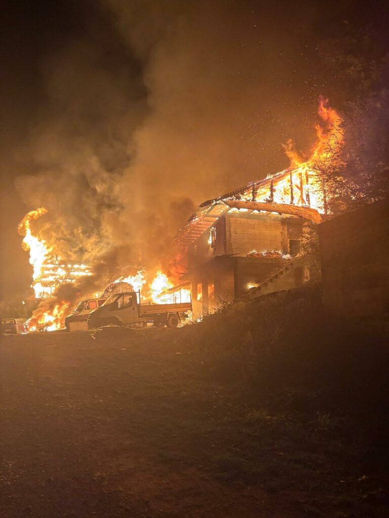 Incendiu violent la Mănăstirea Bisericani din Neamț. Patru construcții au ars, un bărbat a fost rănit