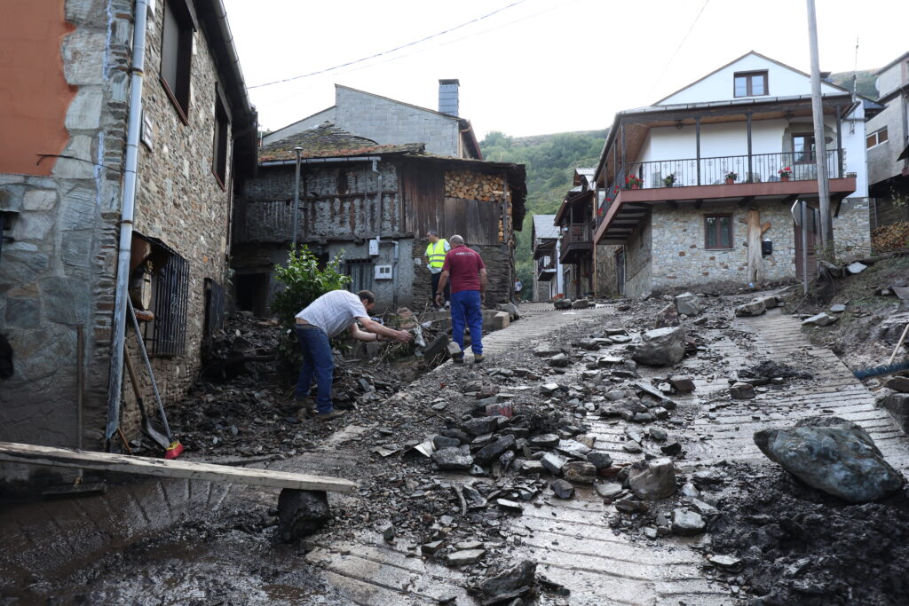Centenară moarte din inundații în Spania, zeci salvate de pompieri