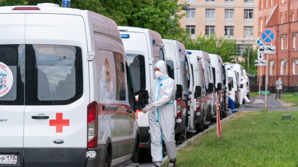 Cercetător rus moare de pneumonie, 200 internați; SUA monitorizează