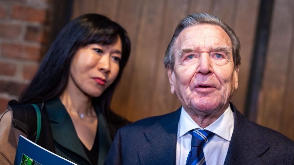 Gerhard Schröder, șef de supermarketuri în Rusia. Fostul cancelar german a vizitat magazinele din Moscova