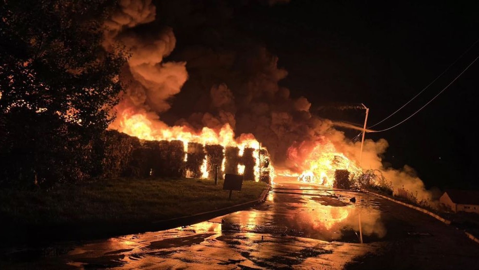Incendiu la hală de reciclare din Șura Mică, fumul ajunge în Sibiu