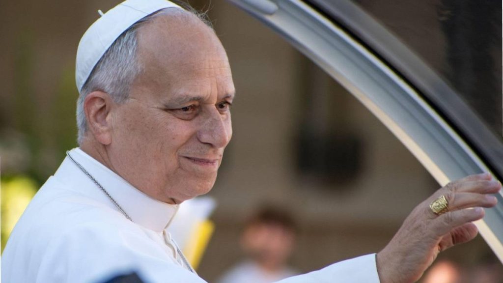 Ce este adenocarcinomul pulmonar, cancerul de care suferă Papa Leon al XIV-lea. Este al doilea papă consecutiv operat la plămânul drept