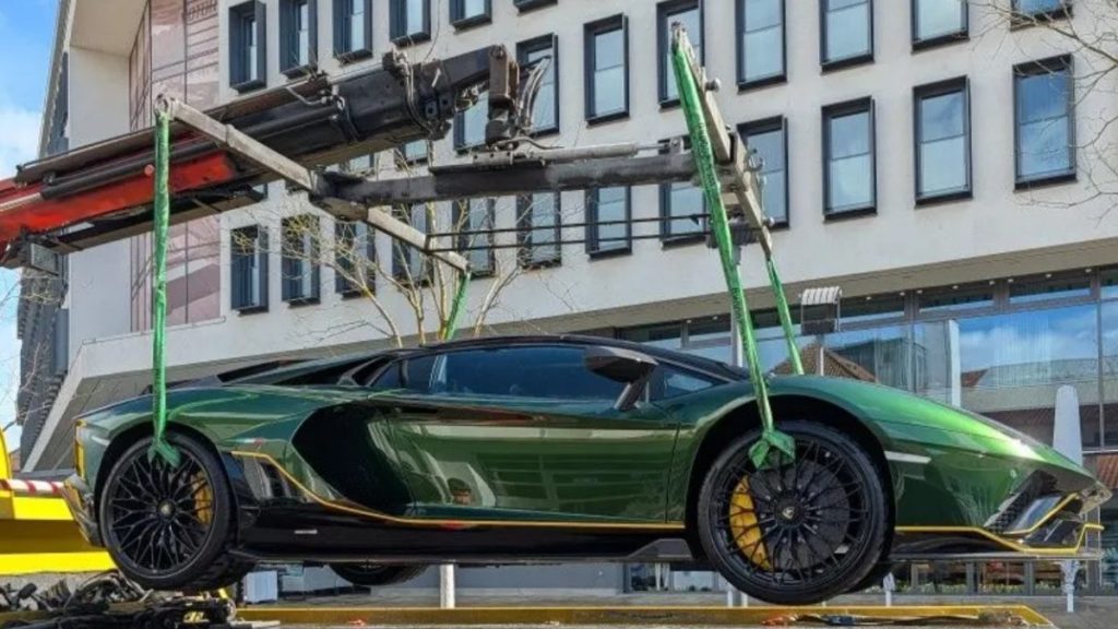 Lamborghini Aventador Ultimae de 780 CP și doar 98 km la bord se vinde sub prețul pieței, la o licitație record în Germania