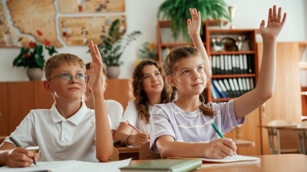 Data când intră primii bani pentru elevi pentru noul an școlar: se virează bursele de merit, sociale și tehnologice pe septembrie și octombrie