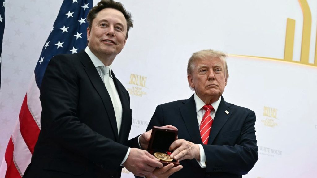 Donald Trump i-a oferit lui Elon Musk cea mai înaltă medalie științifică din SUA și l-a numit "Edison al vremurilor noastre"
