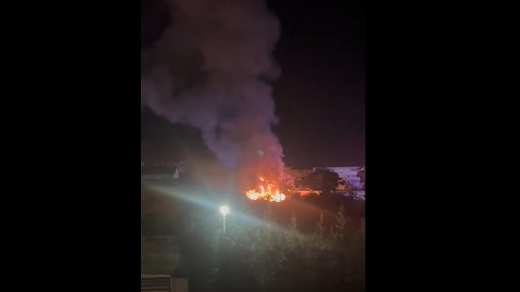 Incendiu puternic în Slatina. O casă de 120 de metri pătrați a fost distrusă complet de flăcări. Patru persoane, inclusiv doi copii, au ajuns la spital