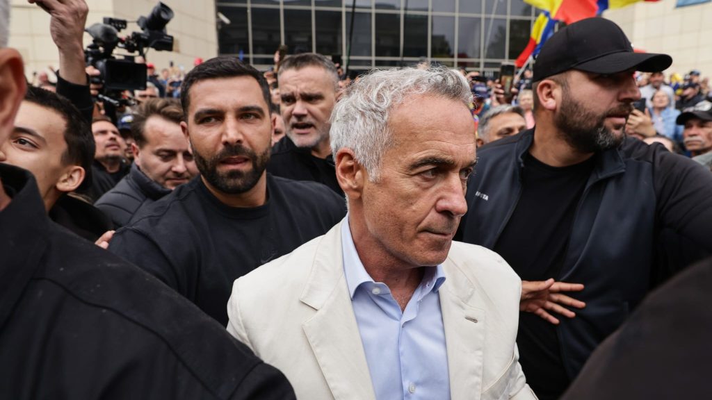 Călin Georgescu, din nou în fața instanței. Tribunalul București decide azi dacă politicianul rămâne în arest preventiv
