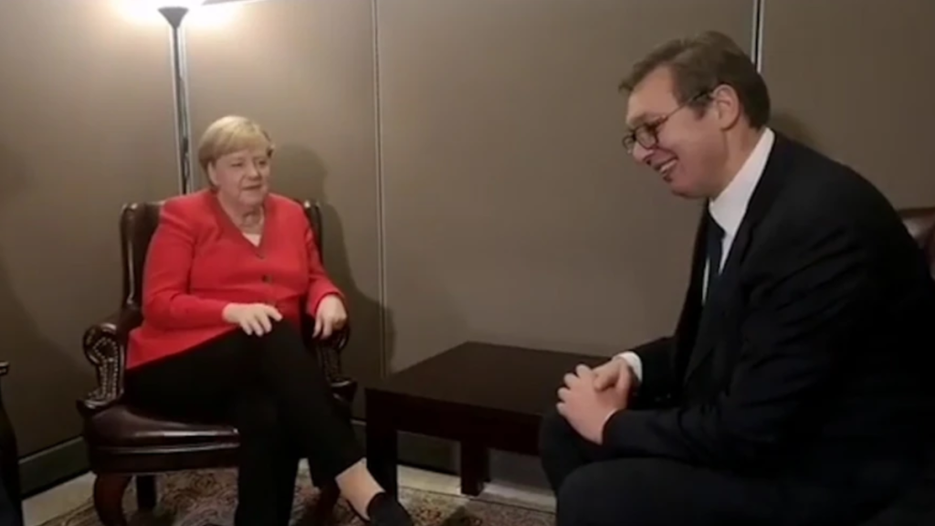 „Vinde mai multe mere rușilor”: ce îl sfătuia Angela Merkel, în secret, pe liderul unei țări vecine cu România
