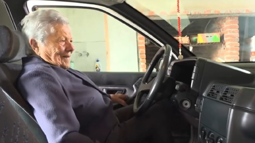 Șoferița de 101 ani, din Spania, care conduce o mașină cumpărată acum trei decenii: „Fără mașină știu deja că nu sunt bună de nimic”