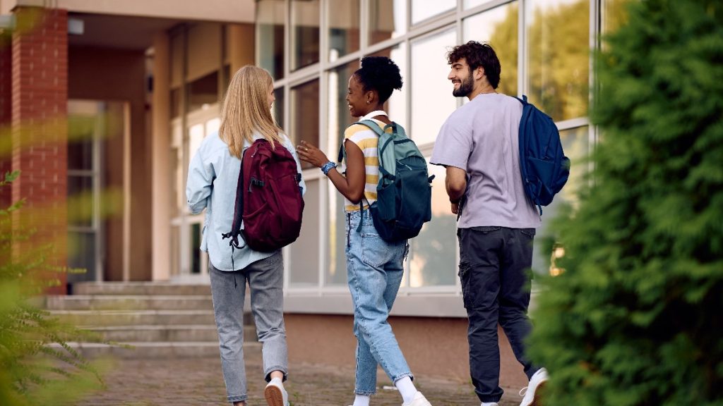 Administrația Trump propune 70.000$ studenți străini să lucreze în SUA