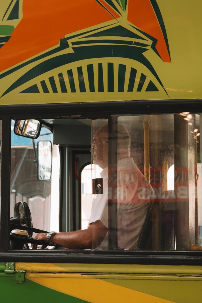 Cel puțin șase șoferi de autobuz din același oraș, atacați în doar 24 de ore